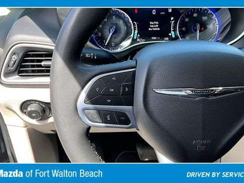 Used 2023 Chrysler Pacifica Touring-L FWD image 10