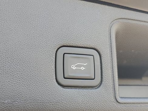 Certified 2023 GMC Terrain SLE w/ Driver Convenience Package AWD/4WD image 9
