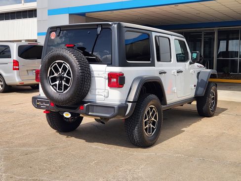Used 2025 Jeep Wrangler Unlimited Rubicon AWD/4WD image 6