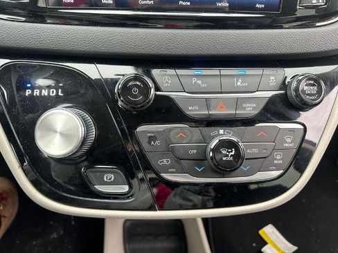 Used 2023 Chrysler Pacifica Touring-L image 5