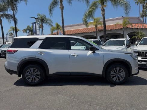 Used 2024 Nissan Pathfinder S FWD image 11
