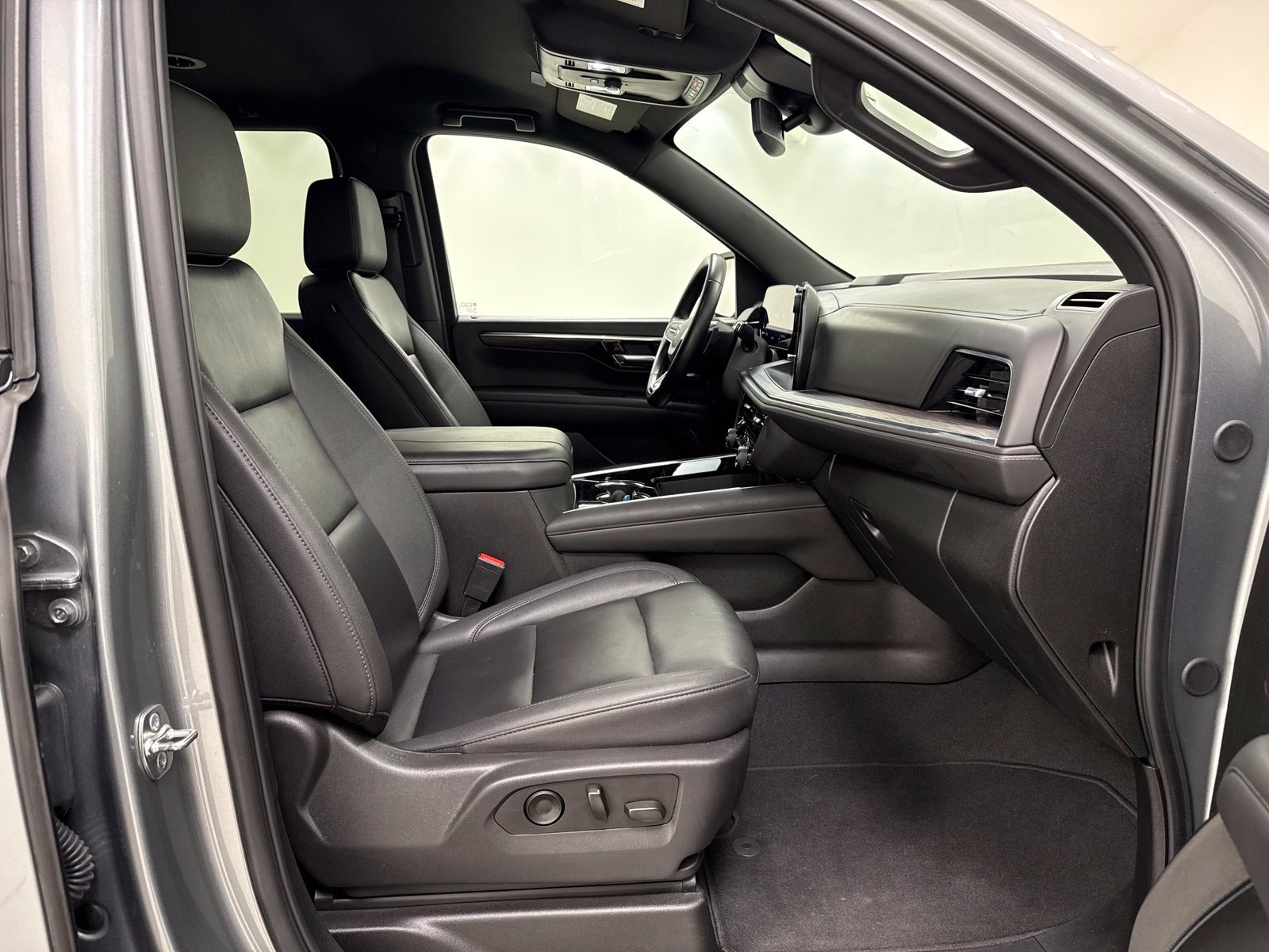 Used 2025 Chevrolet Suburban Z71 AWD/4WD image 31