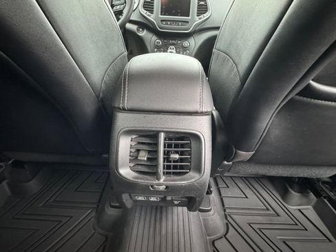 Used 2023 Jeep Cherokee Altitude Lux image 15