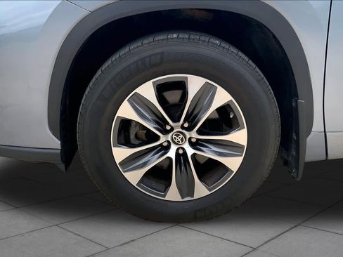 Used 2024 Toyota Highlander XLE AWD/4WD image 11