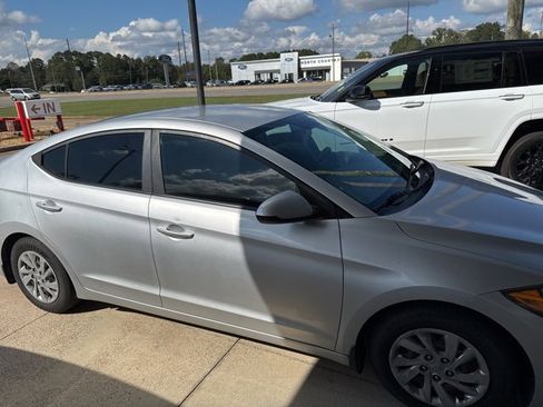 Used 2018 Hyundai Elantra SE image 3