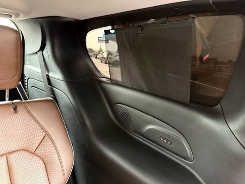 Used 2017 Chrysler Pacifica Limited image 25