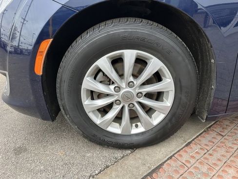 Used 2017 Chrysler Pacifica Touring-L image 9