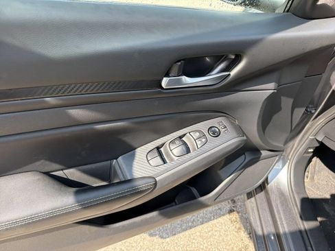 Used 2025 Nissan Altima 2.5 SV FWD image 15