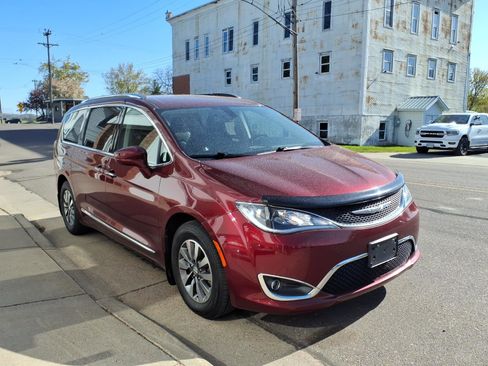 Used 2020 Chrysler Pacifica Touring-L Plus FWD image 4