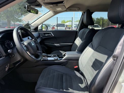 Used 2025 Mitsubishi Outlander SE FWD image 10