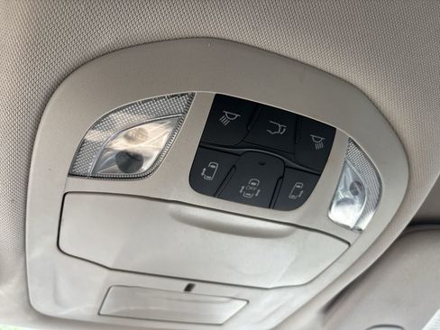 Used 2024 Chrysler Pacifica Touring-L FWD image 21