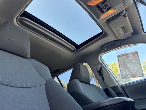 Used 2021 Toyota RAV4 XLE w/ Convenience Package FWD image 18
