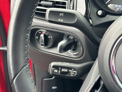 Used 2022 Porsche Macan image 8