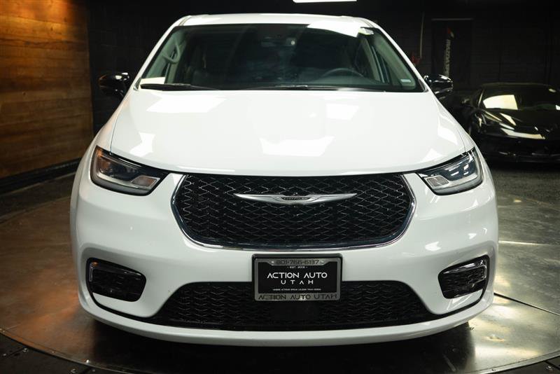 Used 2024 Chrysler Pacifica Limited FWD image 3