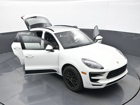 Certified 2018 Porsche Macan GTS AWD/4WD image 32