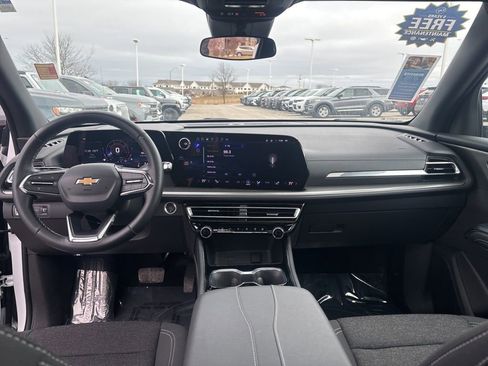 Used 2025 Chevrolet Traverse LT w/ Sun and Wheel Package image 38