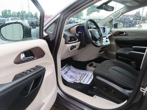 Used 2023 Chrysler Voyager LX FWD image 15