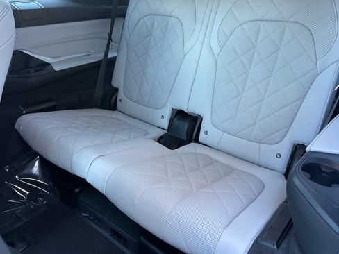 Used 2025 BMW X7 xDrive40i w/ Executive Package image 16
