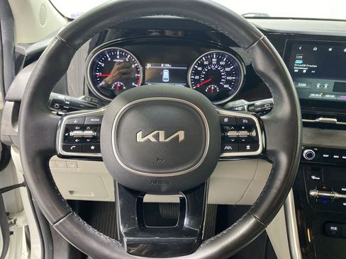 Used 2022 Kia Carnival EX image 11