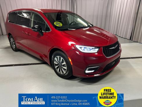 Used 2024 Chrysler Pacifica Select image 1