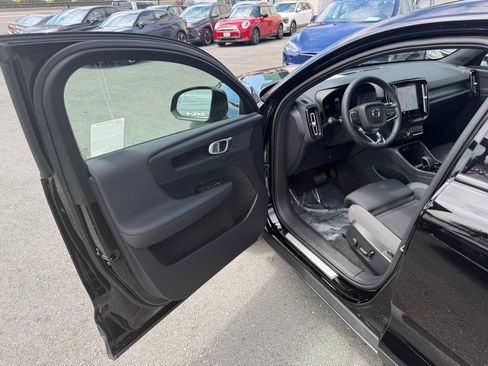 Used 2023 Volvo C40 Recharge Core AWD/4WD image 9