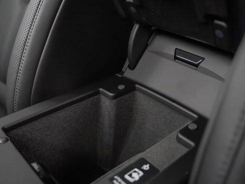 Certified 2025 Porsche Macan Turbo image 35