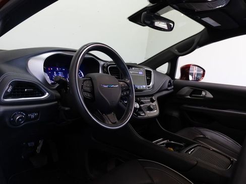 Used 2021 Chrysler Pacifica Limited w/ Uconnect Theater Family Group FWD image 19
