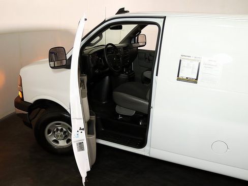 Used 2024 Chevrolet Express 2500 w/ Driver Convenience Package image 5