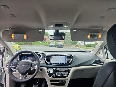 Used 2023 Chrysler Pacifica Touring-L FWD image 20