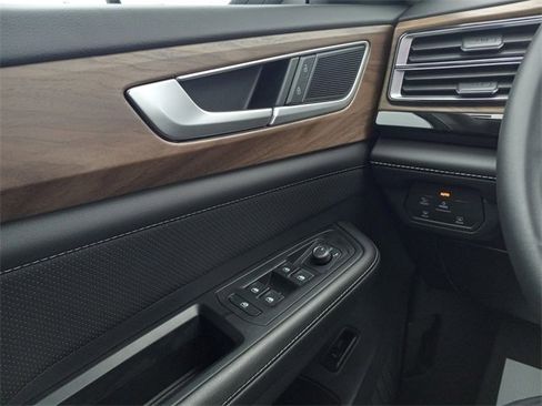 Used 2025 Volkswagen Atlas SE image 27