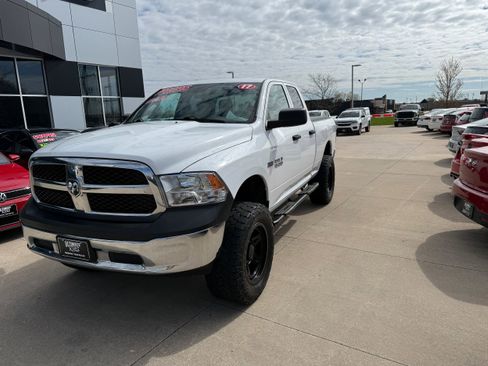 Used 2017 RAM 1500 ST w/ SXT Appearance Group AWD/4WD image 4