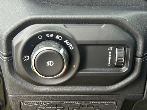 Used 2024 Jeep Wrangler Unlimited Sahara w/ Technology Group AWD/4WD image 19