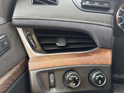 Used 2019 Cadillac Escalade Luxury AWD/4WD image 15