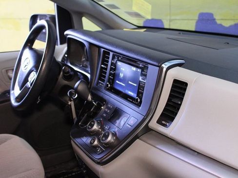 Used 2019 Toyota Sienna LE image 9