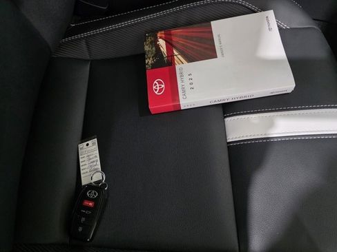 Used 2025 Toyota Camry SE image 9