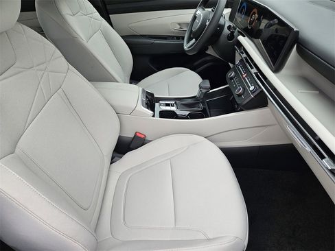 Used 2025 Hyundai Tucson SE image 10