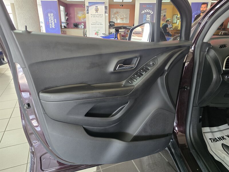 Used 2020 Chevrolet Trax LT w/ LT Convenience Package FWD image 7