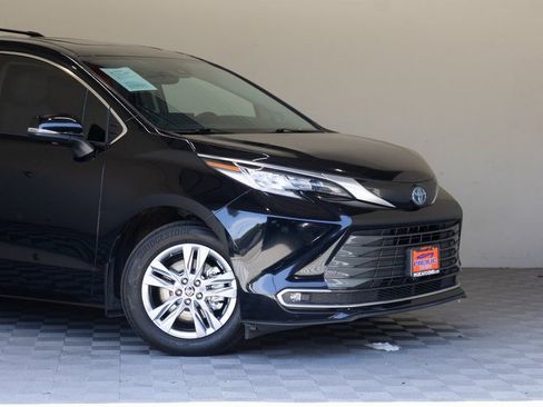 Used 2024 Toyota Sienna Limited image 3