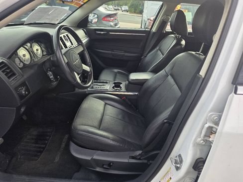Used 2010 Chrysler 300 Touring RWD image 8