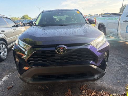 Used 2021 Toyota RAV4 XLE w/ Convenience Package FWD image 2