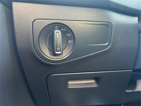 Used 2022 Volkswagen Tiguan SE image 23