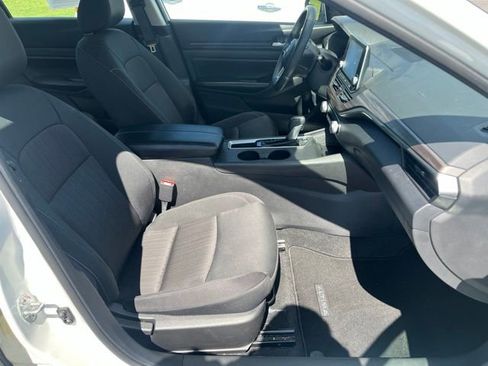 Used 2025 Nissan Altima 2.5 SV FWD image 14