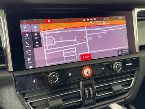 Certified 2026 Porsche Macan AWD/4WD image 24