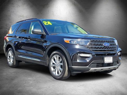 Used 2024 Ford Explorer XLT w/ Equipment Group 202A image 2