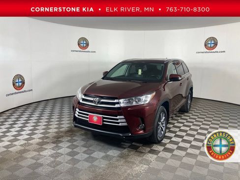 Used 2017 Toyota Highlander XLE image 1