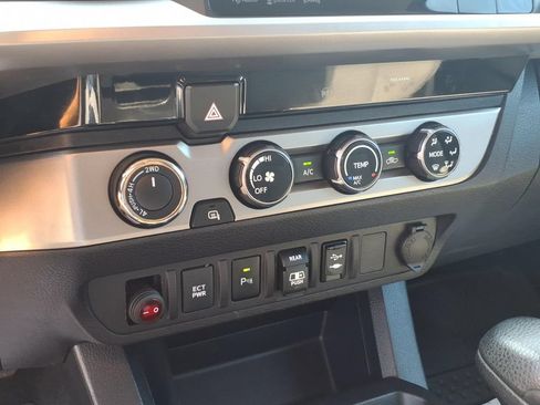 Used 2018 Toyota Tacoma SR5 AWD/4WD image 21