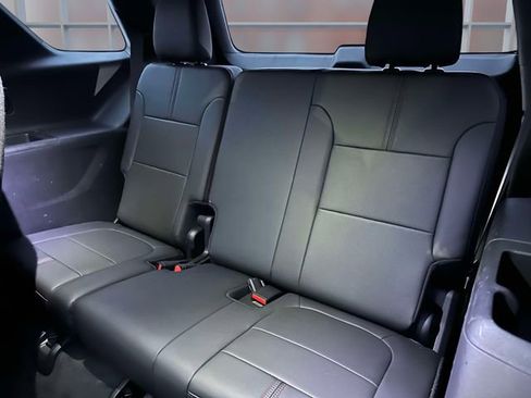 Used 2023 Chevrolet Traverse RS image 17