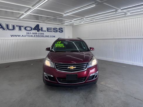 Used 2017 Chevrolet Traverse LT image 2