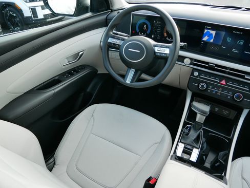 Certified 2025 Hyundai Tucson SE image 9