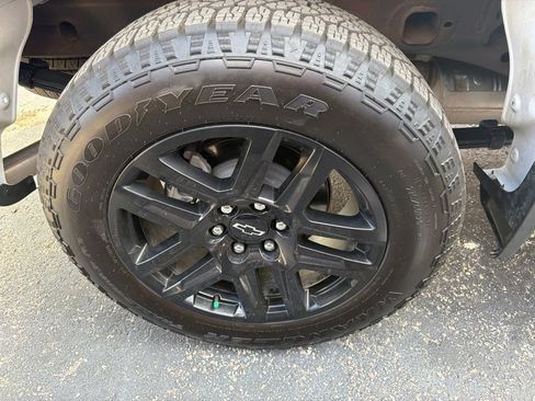 Used 2025 Chevrolet Silverado 1500 Custom w/ Turbomax Blackout Package AWD/4WD image 9